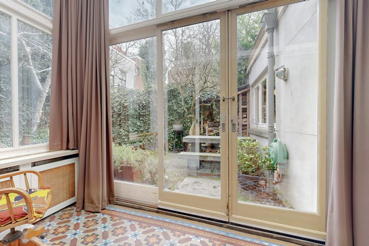 Monumental Canal House with Burcht View in Historic Leiden Center — 45