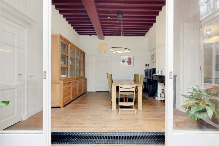 Monumental Canal House with Burcht View in Historic Leiden Center — 47