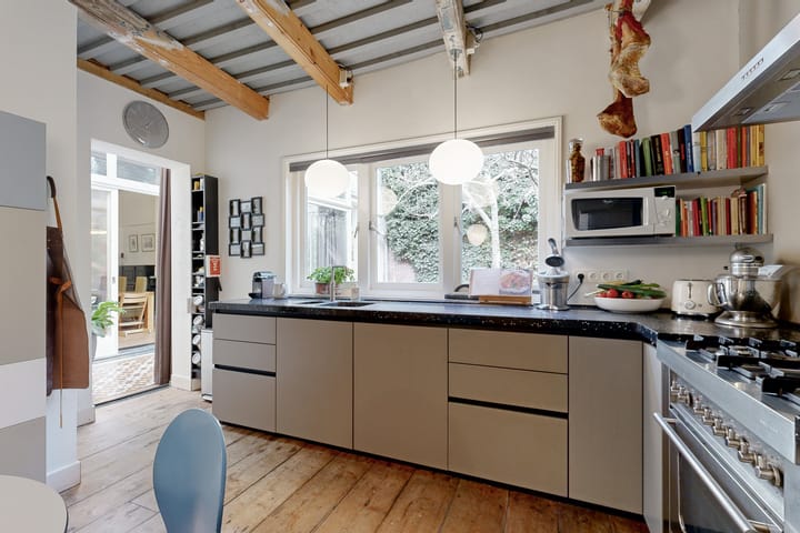 Monumental Canal House with Burcht View in Historic Leiden Center — 53