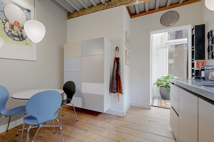 Monumental Canal House with Burcht View in Historic Leiden Center — 55