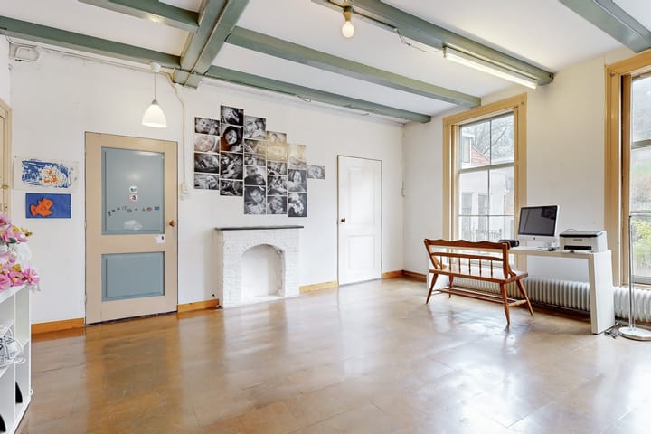 Monumental Canal House with Burcht View in Historic Leiden Center — 73