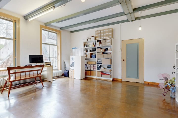 Monumental Canal House with Burcht View in Historic Leiden Center — 75
