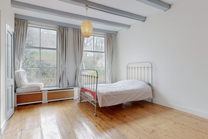 Monumental Canal House with Burcht View in Historic Leiden Center — 83