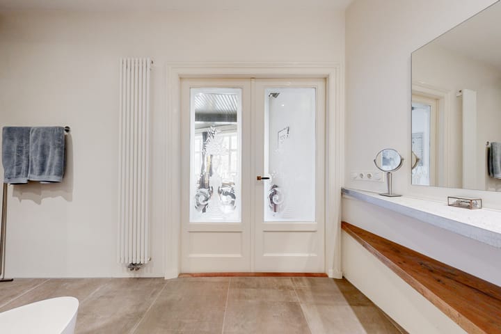 Monumental Canal House with Burcht View in Historic Leiden Center — 93
