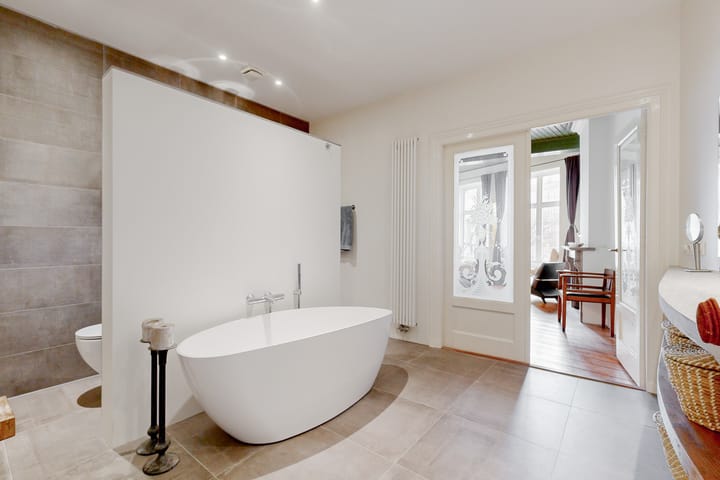 Monumental Canal House with Burcht View in Historic Leiden Center — 95