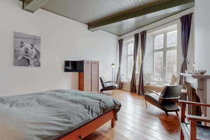 Monumental Canal House with Burcht View in Historic Leiden Center — 107