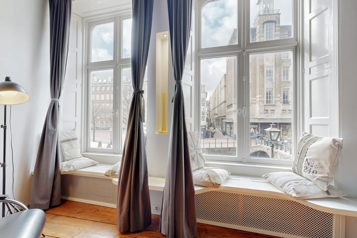 Monumental Canal House with Burcht View in Historic Leiden Center — 111