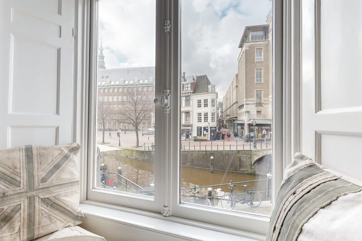 Monumental Canal House with Burcht View in Historic Leiden Center — 113