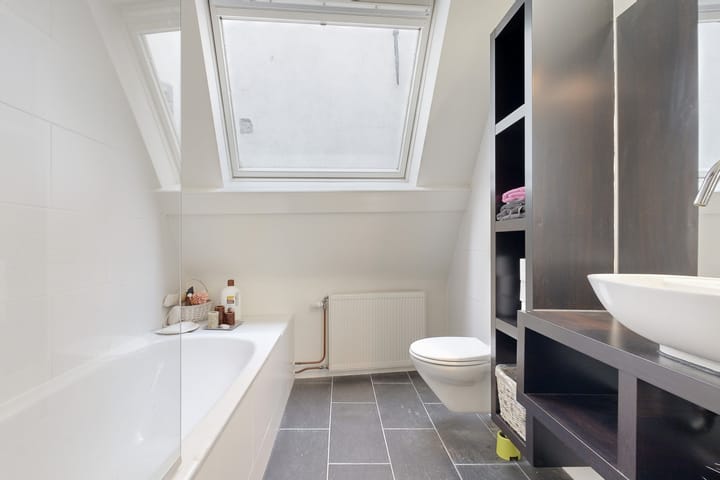 Monumental Canal House with Burcht View in Historic Leiden Center — 133