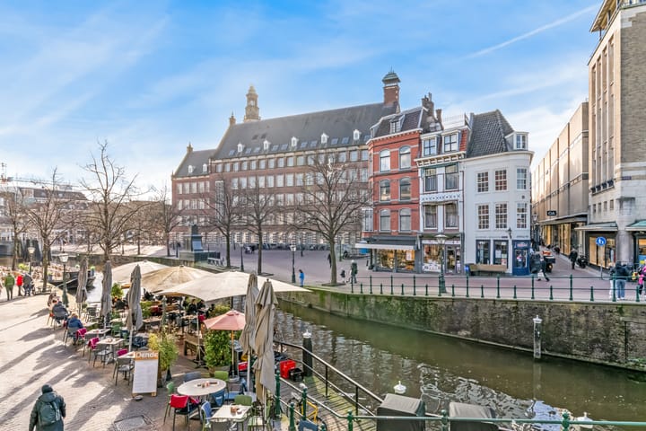 Monumental Canal House with Burcht View in Historic Leiden Center — 139