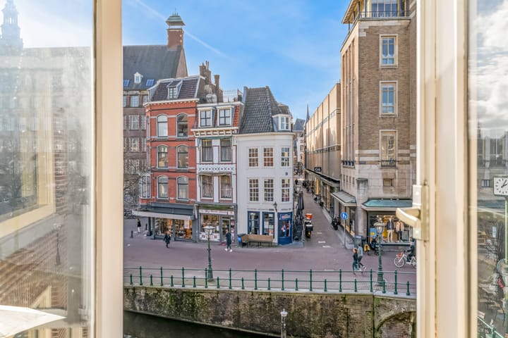 Monumental Canal House with Burcht View in Historic Leiden Center — 141
