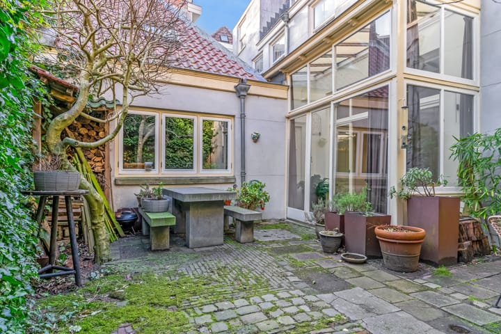 Monumental Canal House with Burcht View in Historic Leiden Center — 153
