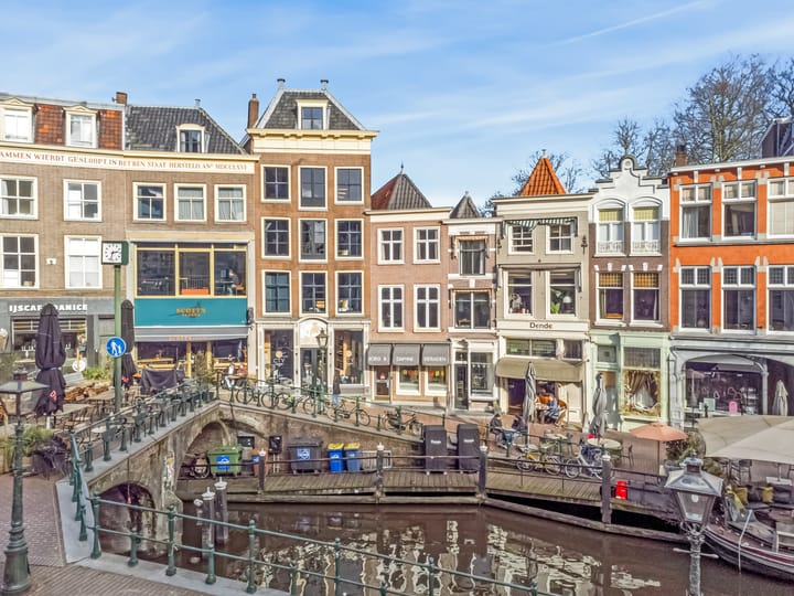Monumental Canal House with Burcht View in Historic Leiden Center — 163