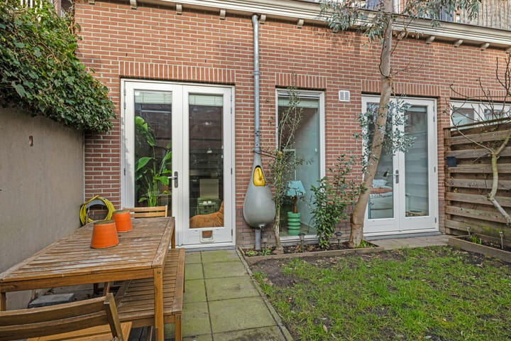 Three-room apartment with backyard in Utrecht's popular Muntkwartier neighborhood — 15