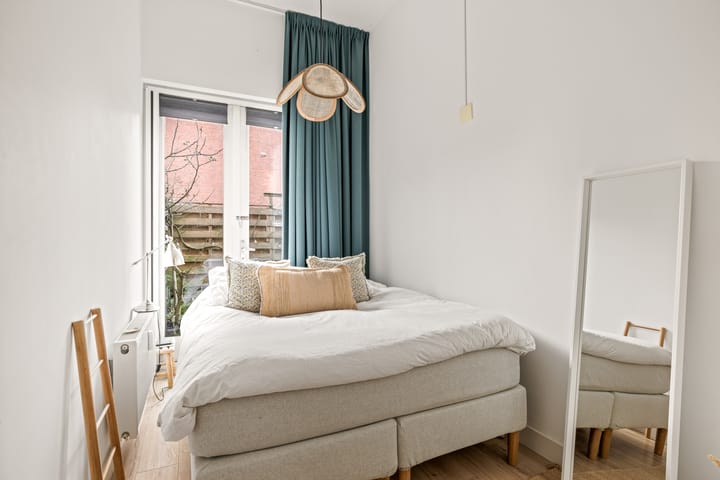 Three-room apartment with backyard in Utrecht's popular Muntkwartier neighborhood — 28