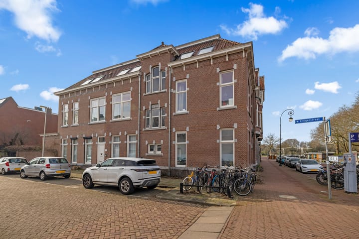 Three-room apartment with backyard in Utrecht's popular Muntkwartier neighborhood — 33