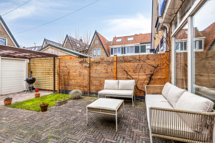 Charming 1930s Terraced Family Home in Quiet Zaandijk — 68