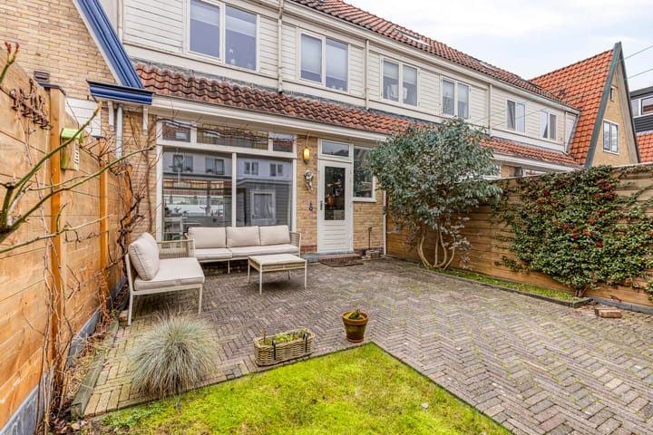 Charming 1930s Terraced Family Home in Quiet Zaandijk — 72