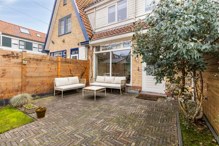 Charming 1930s Terraced Family Home in Quiet Zaandijk — 74