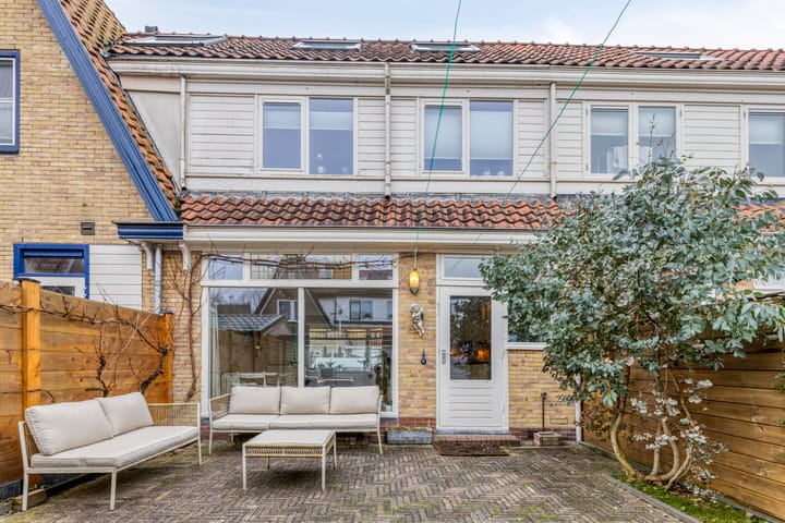 Charming 1930s Terraced Family Home in Quiet Zaandijk — 78