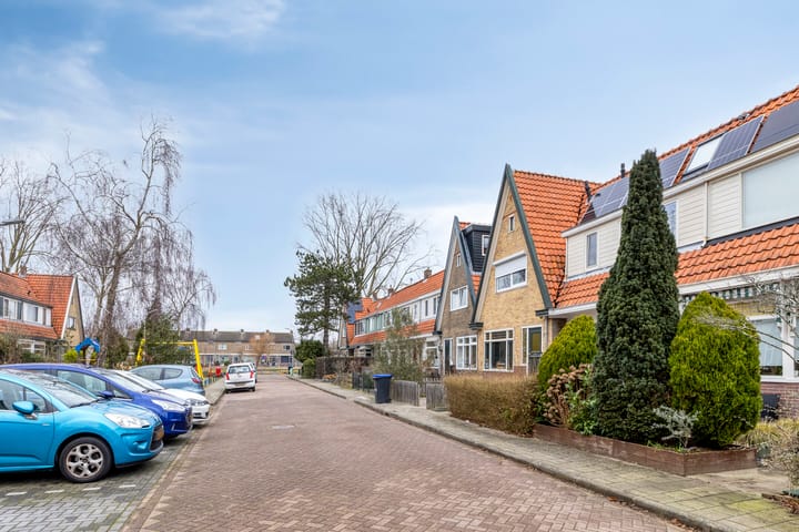 Charming 1930s Terraced Family Home in Quiet Zaandijk — 83