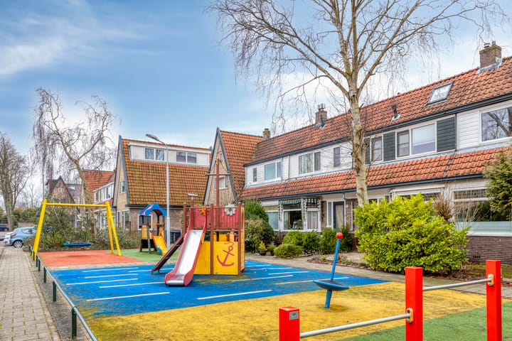 Charming 1930s Terraced Family Home in Quiet Zaandijk — 87