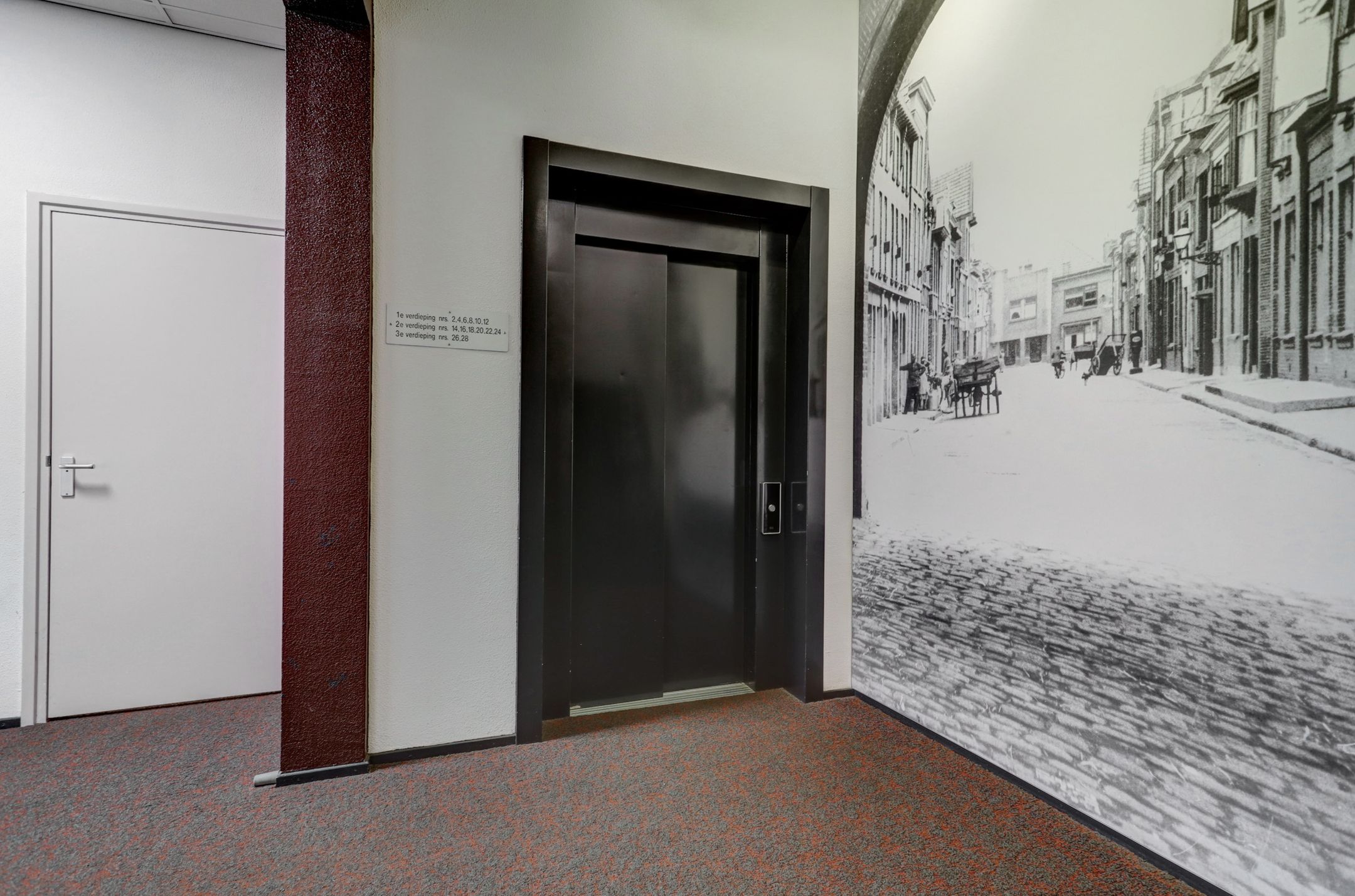 Foto 9 van Warmoesstraat 12