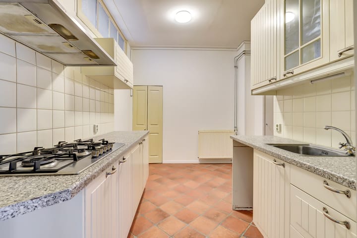 Characterful Living in a Historic Alley in the Heart of Grave — 13