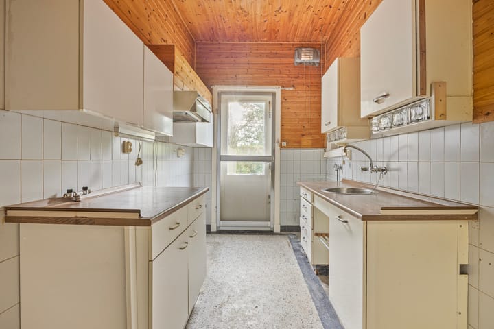 Characterful 1926 Semi-Detached Townhouse Requiring Full Renovation — 23