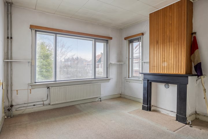 Characterful 1926 Semi-Detached Townhouse Requiring Full Renovation — 31
