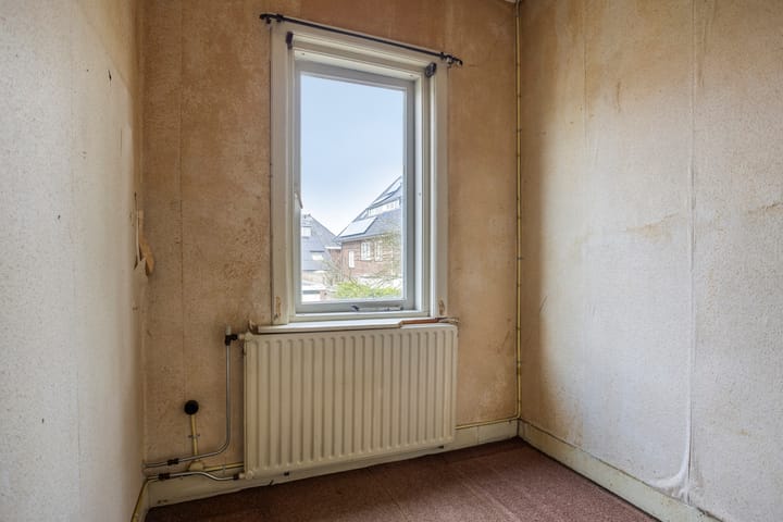 Characterful 1926 Semi-Detached Townhouse Requiring Full Renovation — 49