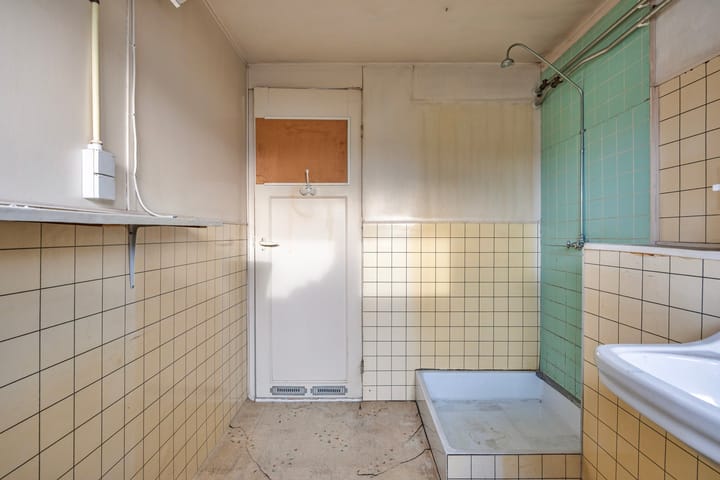 Characterful 1926 Semi-Detached Townhouse Requiring Full Renovation — 59