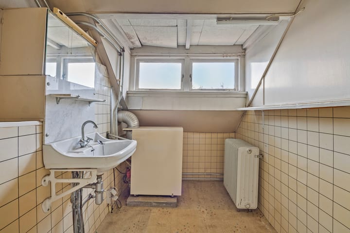 Characterful 1926 Semi-Detached Townhouse Requiring Full Renovation — 61