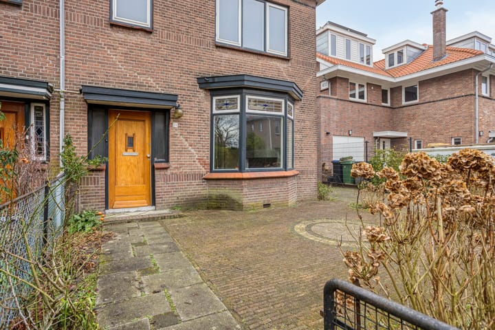 Characterful 1926 Semi-Detached Townhouse Requiring Full Renovation — 73