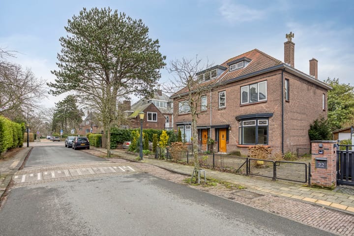 Characterful 1926 Semi-Detached Townhouse Requiring Full Renovation — 79