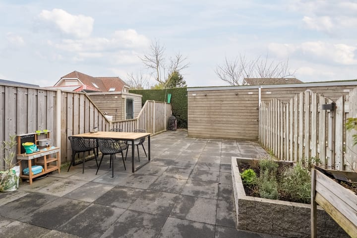Modern family home with sunny west-facing garden in Piershil — 67