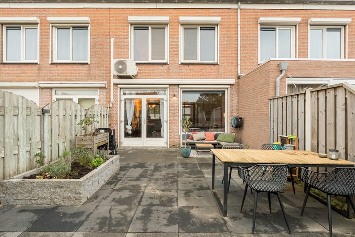 Modern family home with sunny west-facing garden in Piershil — 73
