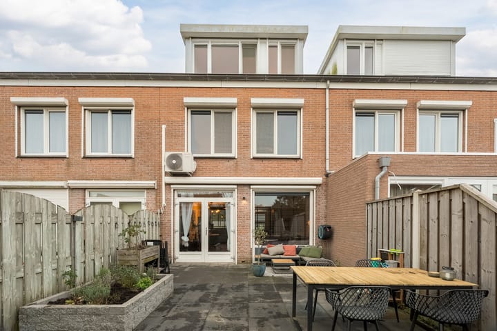 Modern family home with sunny west-facing garden in Piershil — 75