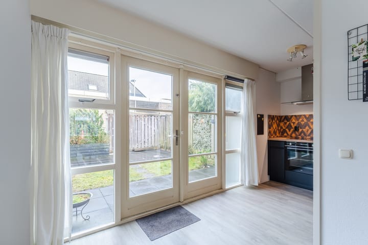 Spacious 4-Bedroom Terraced House with Garden and Solar Panels in Swifterbant — 14