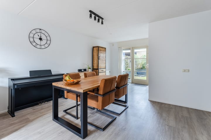 Spacious 4-Bedroom Terraced House with Garden and Solar Panels in Swifterbant — 18
