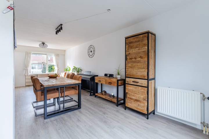 Spacious 4-Bedroom Terraced House with Garden and Solar Panels in Swifterbant — 20