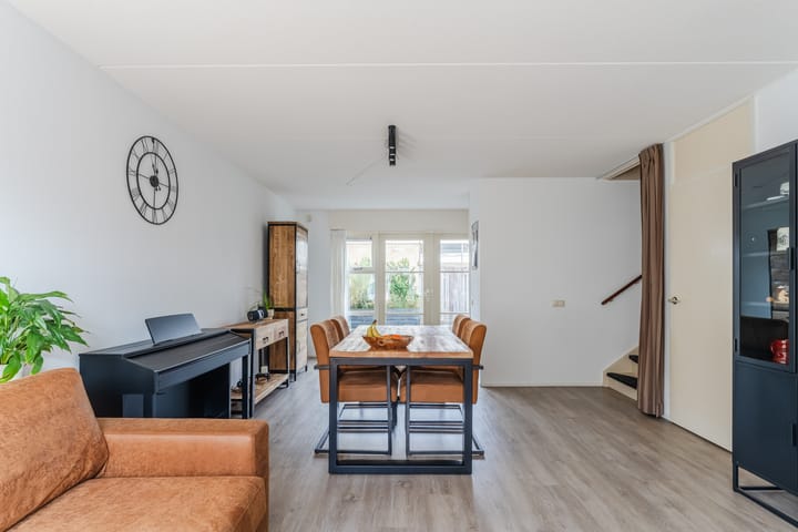 Spacious 4-Bedroom Terraced House with Garden and Solar Panels in Swifterbant — 22