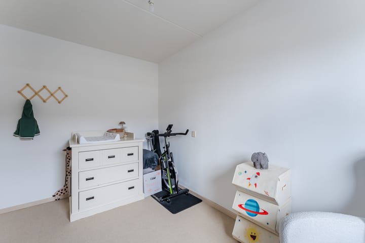 Spacious 4-Bedroom Terraced House with Garden and Solar Panels in Swifterbant — 34