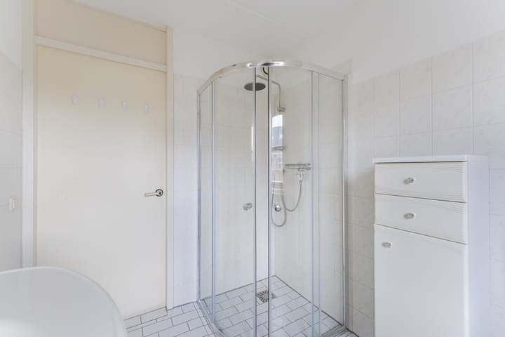 Spacious 4-Bedroom Terraced House with Garden and Solar Panels in Swifterbant — 42