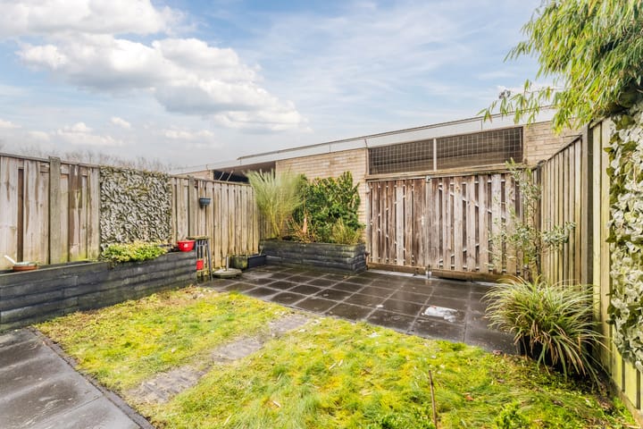 Spacious 4-Bedroom Terraced House with Garden and Solar Panels in Swifterbant — 54