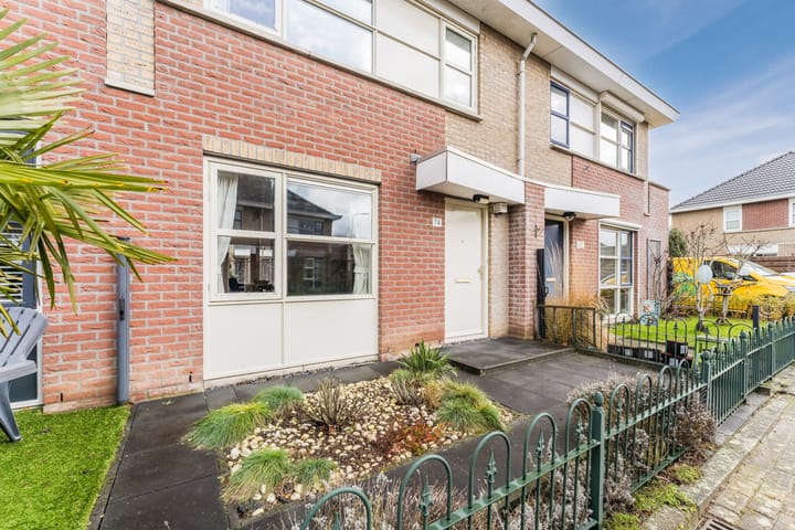 Spacious 4-Bedroom Terraced House with Garden and Solar Panels in Swifterbant — 68