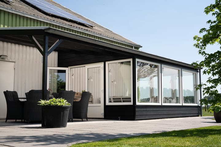 Spacious Modern Farmhouse with Large Plot and Outbuilding — 64