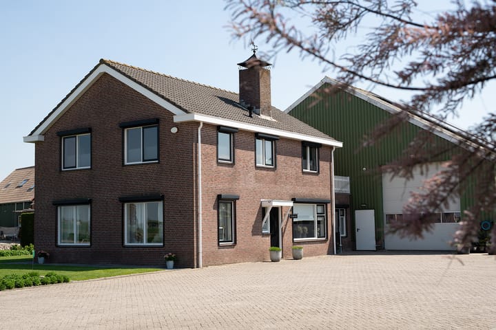 Spacious Modern Farmhouse with Large Plot and Outbuilding — 68