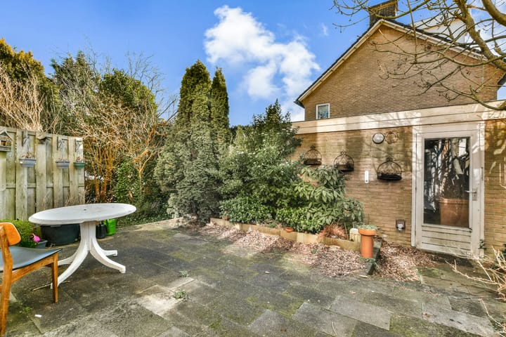 Spacious Corner House with Garage and Sunny Garden in Halfweg — 17