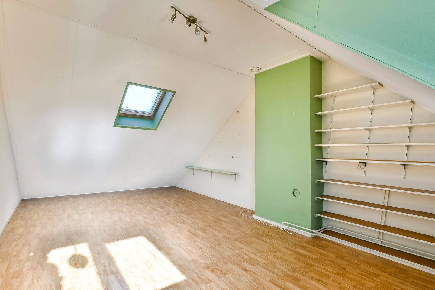 Spacious Corner House with Garage and Sunny Garden in Halfweg — 49
